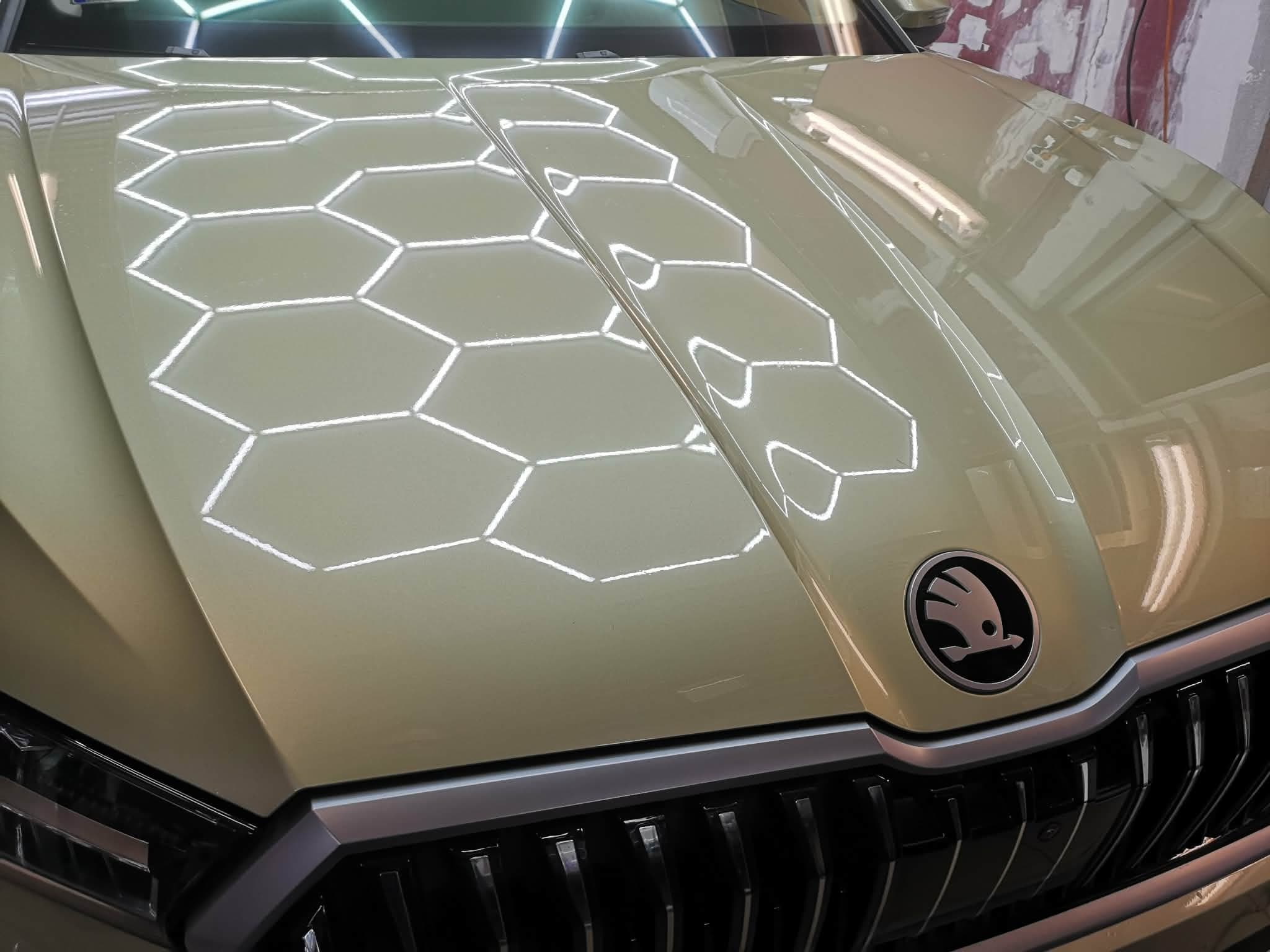 Kavicsvédő fólia ragyogása és öngyógyuló felülete egy Skoda motorháztetején